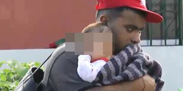 Cuatro policías salvaron a una mujer y su hijo de cuatro años de un incendio en su casa.