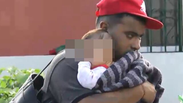 Cuatro policías salvaron a una mujer y su hijo de cuatro años de un incendio en su casa.