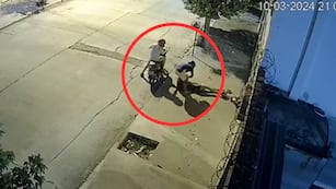 El momento en el que los motochoros asaltaron a la mujer que caminaba con su hija en el barrio San Vicente. (Captura)