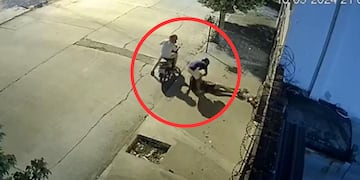 El momento en el que los motochoros asaltaron a la mujer que caminaba con su hija en el barrio San Vicente. (Captura)