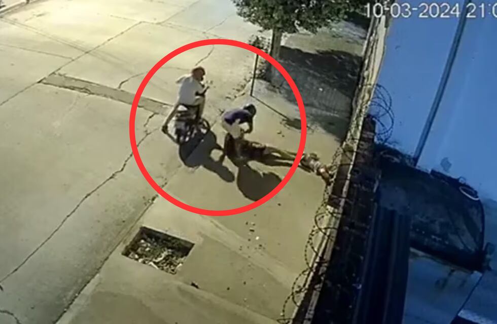 Inseguridad en Córdoba: motochoros le apuntaron un arma en la cabeza, para robarle una mochila