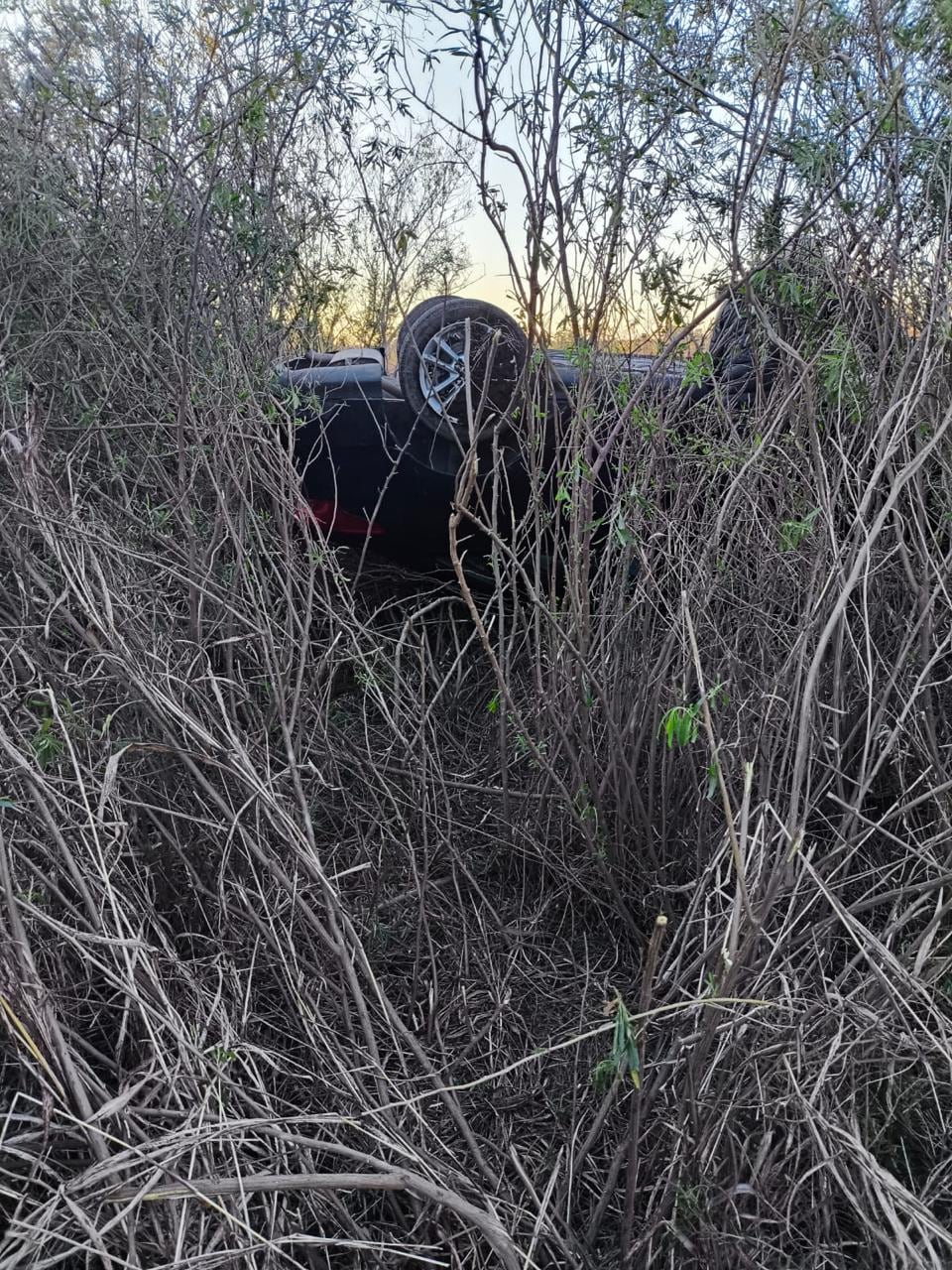 La Francia: un automóvil con tres jóvenes tumbó en la autovía 19, podría haber sido una tragedia