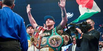 'Canelo' Álvarez doblegó a Saunders ante más de 73.000 espectadores