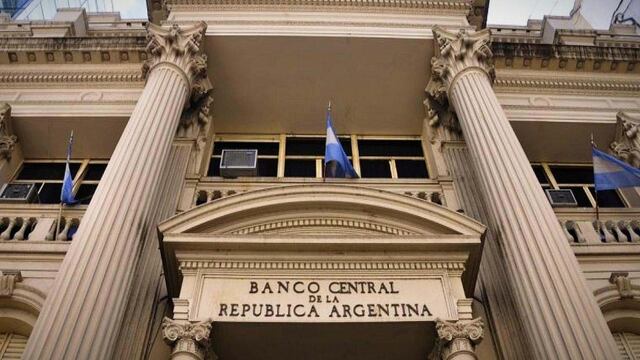 El Banco Central regula la tasa que los bancos deben pagar por los plazos fijos minoristas realizados por individuos, pero no hace lo mismo con los grandes depositantes ni con las empresas. (Foto: Matías Baglietto/REUTERS).