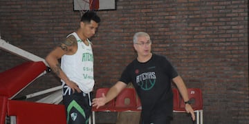 Fabián Jaimes, nuevo jugador de Atenas, recibe las instrucciones del entrenador Claudio Arrigoni. (Prensa Atenas)