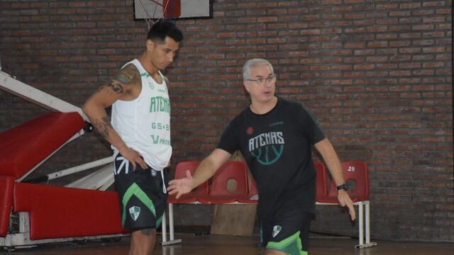 Fabián Jaimes, nuevo jugador de Atenas, recibe las instrucciones del entrenador Claudio Arrigoni. (Prensa Atenas)