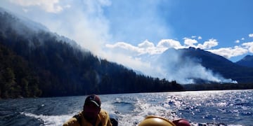 El incendio en el lago Martin se inició el 7 de diciembre y sigue activo, con preocupación para el paraje El Manso (Foto: Río Negro)