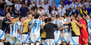 Por penales y con un Dibu Martínez decisivo, Argentina alcanzó las semifinales (AP).