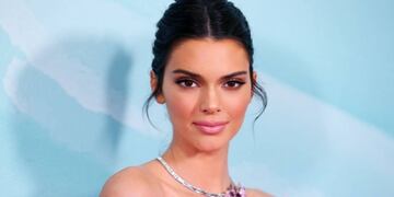 Kendall Jenner se animó al topless y se sacó la microbikini verde lima de 100 mil pesos