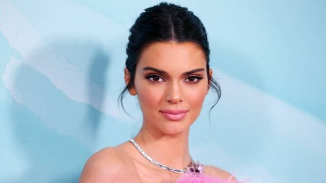 Kendall Jenner posó con una microbikini desde la playa y le llovieron corazones rojos