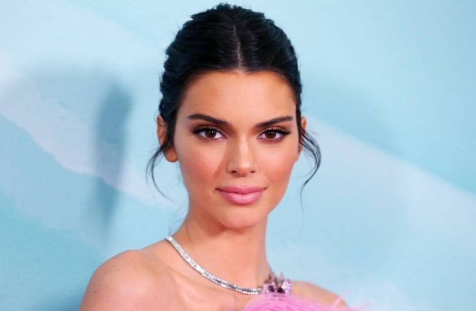 Kendall Jenner posó con una microbikini desde la playa y le llovieron corazones rojos