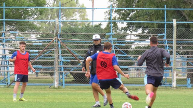 Rubén Darío Forestello, dirigiendo un entrenamiento en Atlético de Rafaela