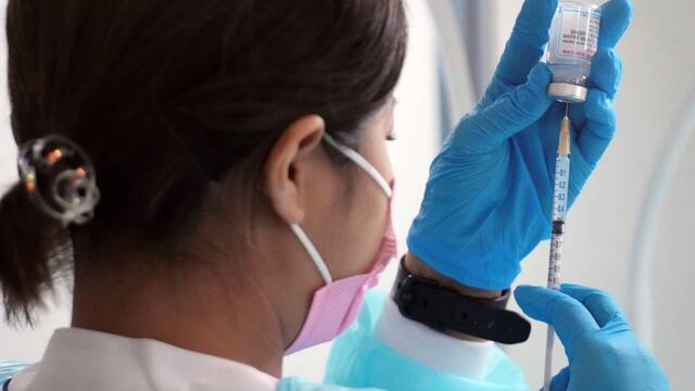 Japón suspendió el uso de la vacuna de Moderna luego de encontrar rastros de metal en algunos frascos. (AP / Archivo)