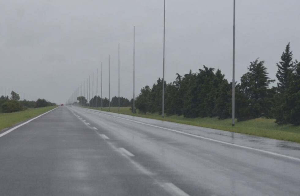 Tragedia: una cubierta de camión se desprendió, chocó y mató a una mujer en Córdoba