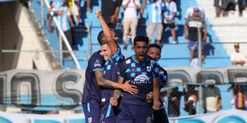 Lo festeja el mundo “albiceleste”: Gimnasia y Esgrima de Jujuy venció por la mínima diferencia a Talleres de Remedios de Escalada y desató la primera alegría del campeonato para la hinchada local.