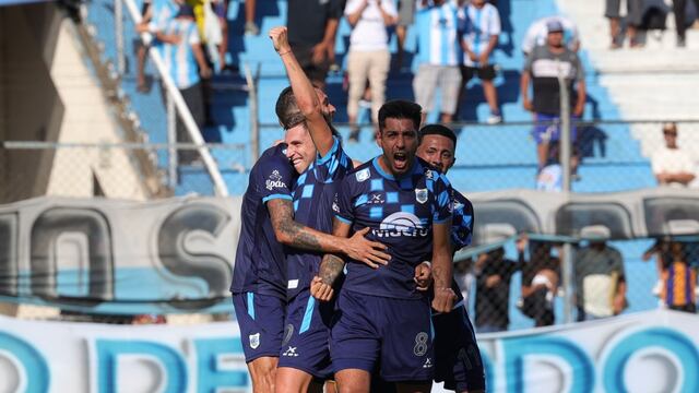 Lo festeja el mundo “albiceleste”: Gimnasia y Esgrima de Jujuy venció por la mínima diferencia a Talleres de Remedios de Escalada y desató la primera alegría del campeonato para la hinchada local.