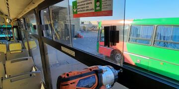 Desde Autam decidieron atornillar al menos una ventanilla en cada unidad del tranposrte público para permitir la circulación de aire y evitar los contagios de coronavirus. Gentileza Autam