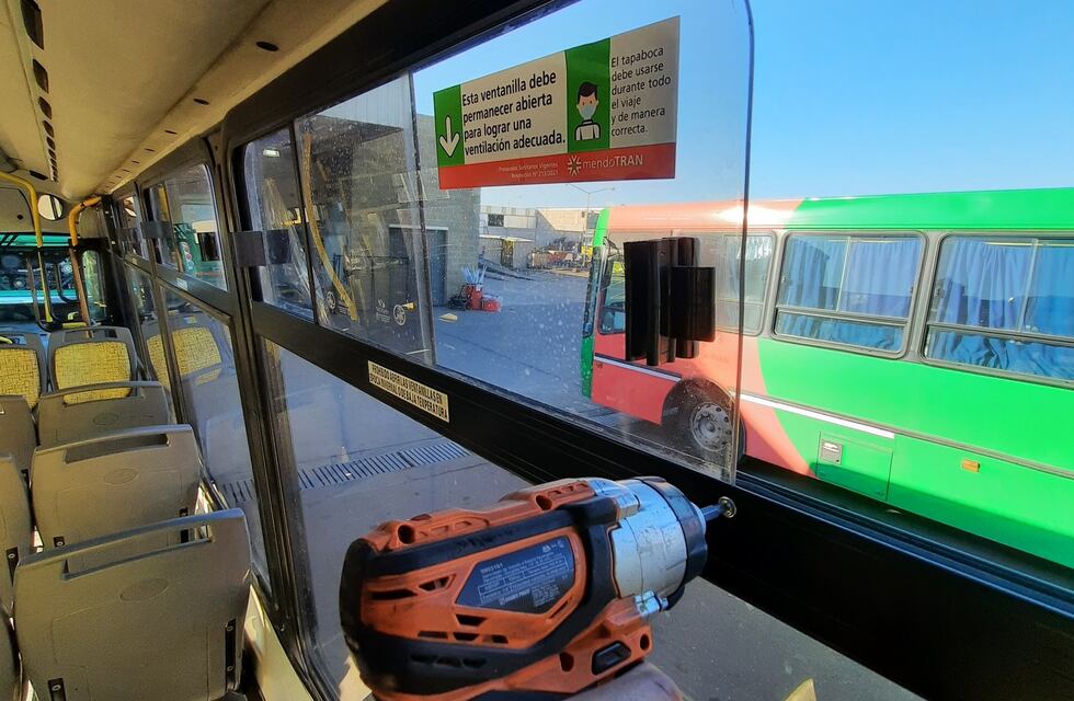 Sellan las ventanillas de los micros para que los pasajeros no las cierren