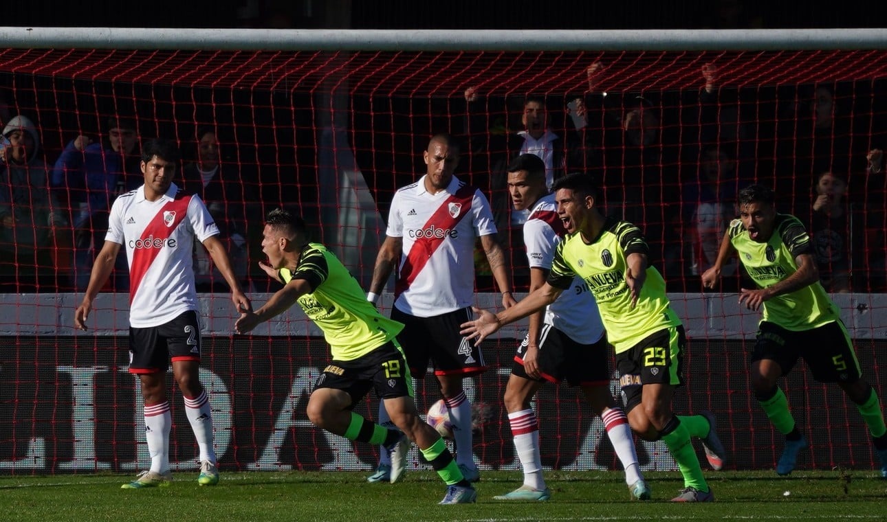 Barracas Central sorprendió a River y con un gol de pelota parada se puso en ventaja a través de Arce. Foto: Gentileza.