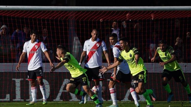 Barracas Central sorprendió a River y con un gol de pelota parada se puso en ventaja a través de Arce. Foto: Gentileza.