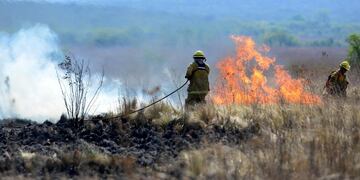 Imagen ilustrativa. Bomberos combatiendo un incendio cerca de Villa Carlos Paz.