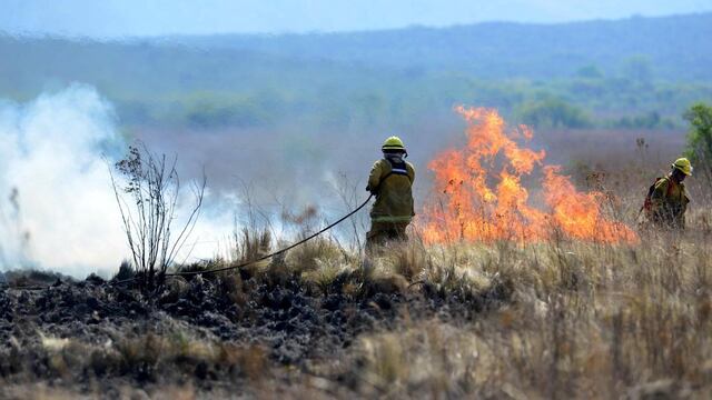 Imagen ilustrativa. Bomberos combatiendo un incendio cerca de Villa Carlos Paz.