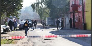 El uniformado fue acribillado frente a su casa de Vélez Sarsfield al 5200 a primera hora de la tarde.