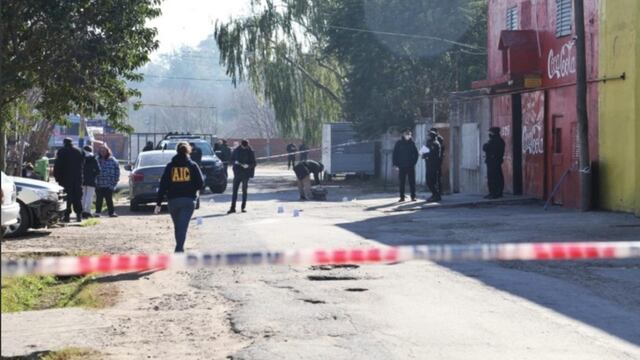 El uniformado fue acribillado frente a su casa de Vélez Sarsfield al 5200 a primera hora de la tarde.