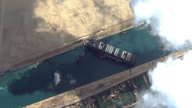 Vista desde arriba del buque encallado en el Canal de Suez. (Foto: Los Andes)