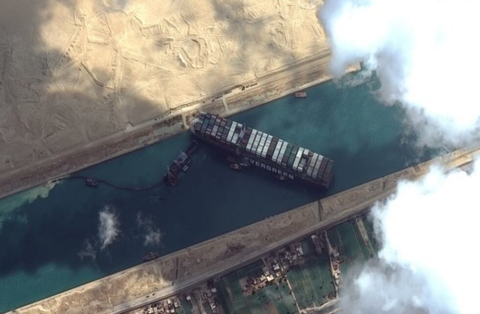 Buque encallado: se suspenden las tareas de reflote en el Canal de Suez