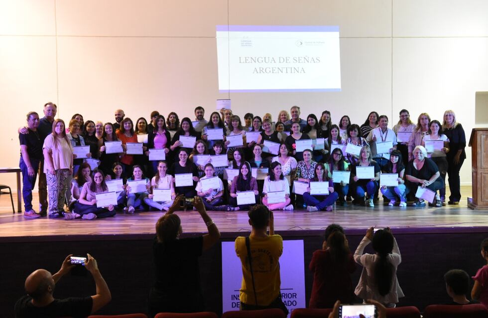 Se entregaron los 118 certificados del Curso de Lengua de Señas Argentina