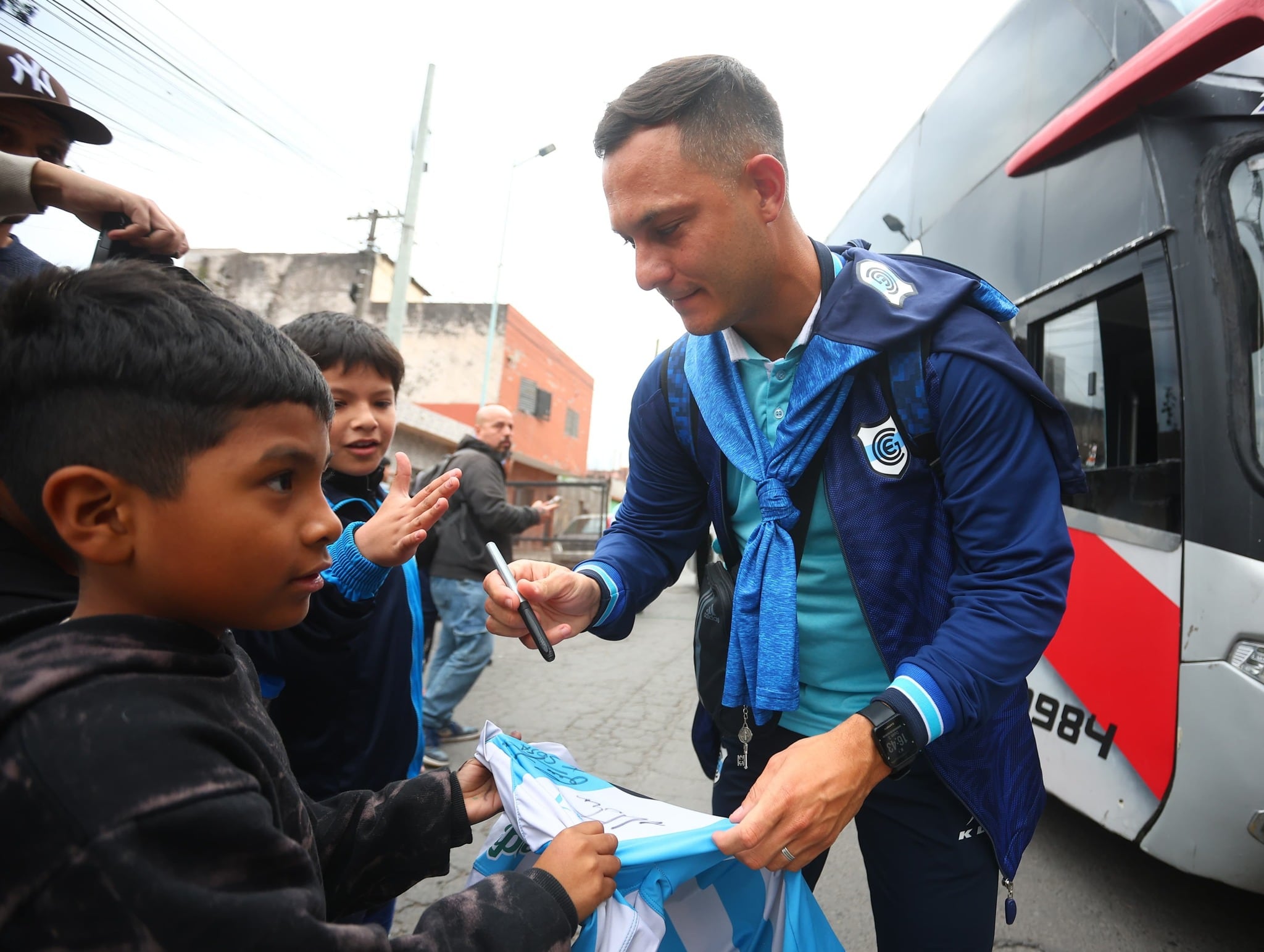 En su segunda temporada en Jujuy, el entrenador Matías Módolo se ha ganado la popularidad entre simpatizantes del "Lobo" de todas las edades.