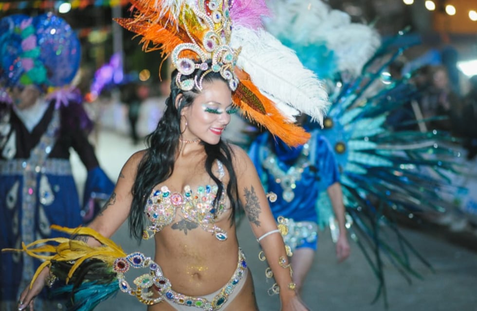 Carnaval Paraná: Calle Maciá se vistió de fiesta
