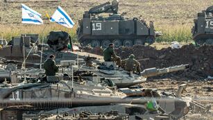 Soldados israelíes y vehículos blindados se reúnen en un lugar no revelado cerca de la frontera con Gaza, en Israel. Según las Fuerzas de Defensa de Israel (FDI) y la autoridad sanitaria palestina desde Hamás, más de 4.000 palestinos y 1.400 israelíes han muerto. EFE/HANNIBAL HANSCHKE