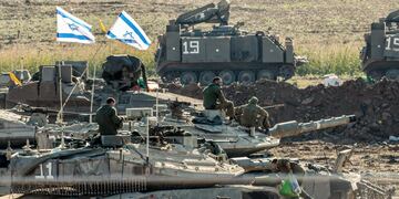 Soldados israelíes y vehículos blindados se reúnen en un lugar no revelado cerca de la frontera con Gaza, en Israel. Según las Fuerzas de Defensa de Israel (FDI) y la autoridad sanitaria palestina desde Hamás, más de 4.000 palestinos y 1.400 israelíes han muerto. EFE/HANNIBAL HANSCHKE