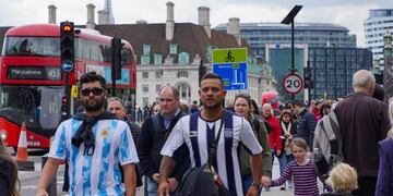 Londres se tiñe de celeste y blanco. Casi 60 mil argentinos estarán para ver el partido entre Argentina e Italia.