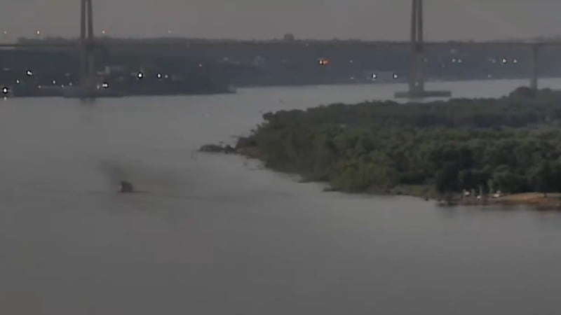 Un barco de Prefectura realizaba rastrillajes este jueves al anochecer. (Captura El Tres, Gentileza Rosario 3)