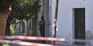 El hombre fue hallado maniatado, amordazado y desnudo.