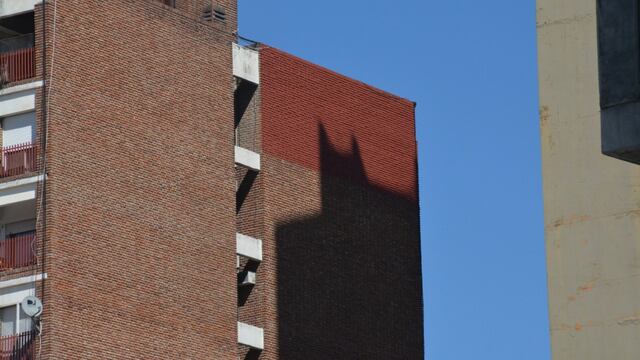 Imagen similar a la de Batman en el centro rosarino (@oprendes1)