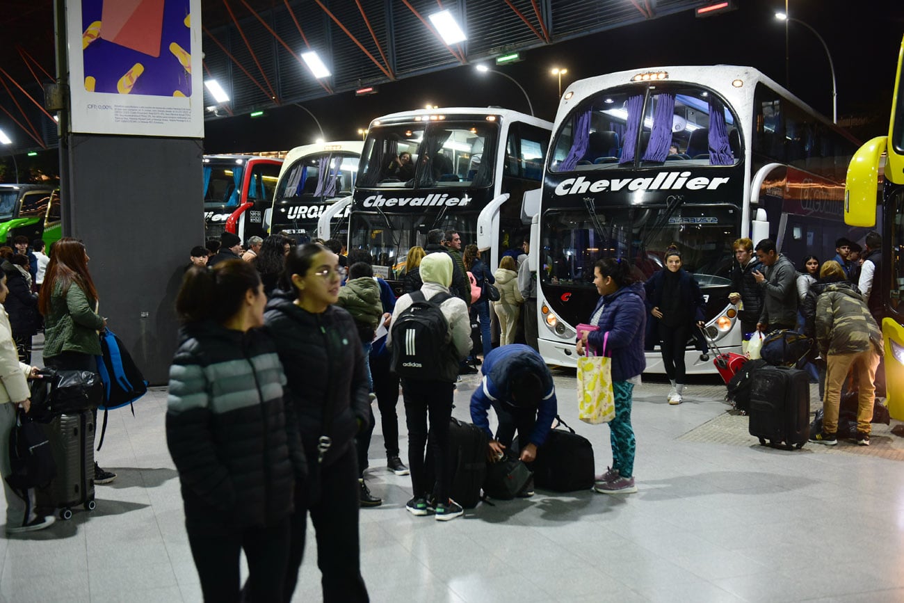 Movimiento de viajeros en la terminal de ómnibus de Córdoba, en el inicio de las vacaciones de invierno.  (Nicolás Bravo / La Voz)