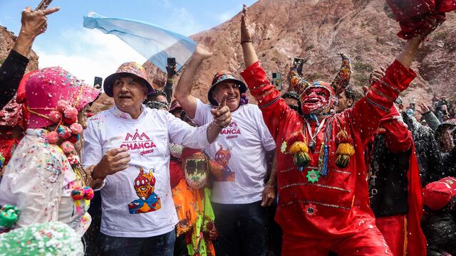 Totalmente integrado a los festejos del carnaval purmamarqueño se vio al embajador Stanley, acompañado por el gobernador Morales.