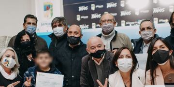 En la foto aparece el menor de edad con su diploma obtenido en el curso de adoctrinamiento peronista.