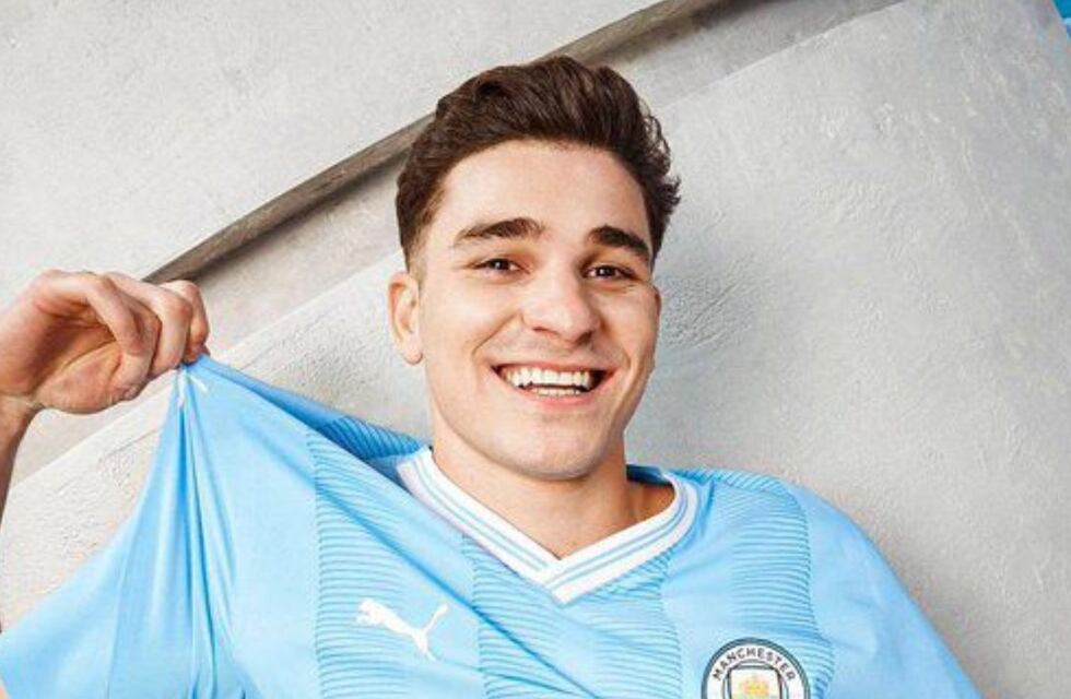 Con un Julián Álvarez entonado, Manchester City presentó su nueva camiseta
