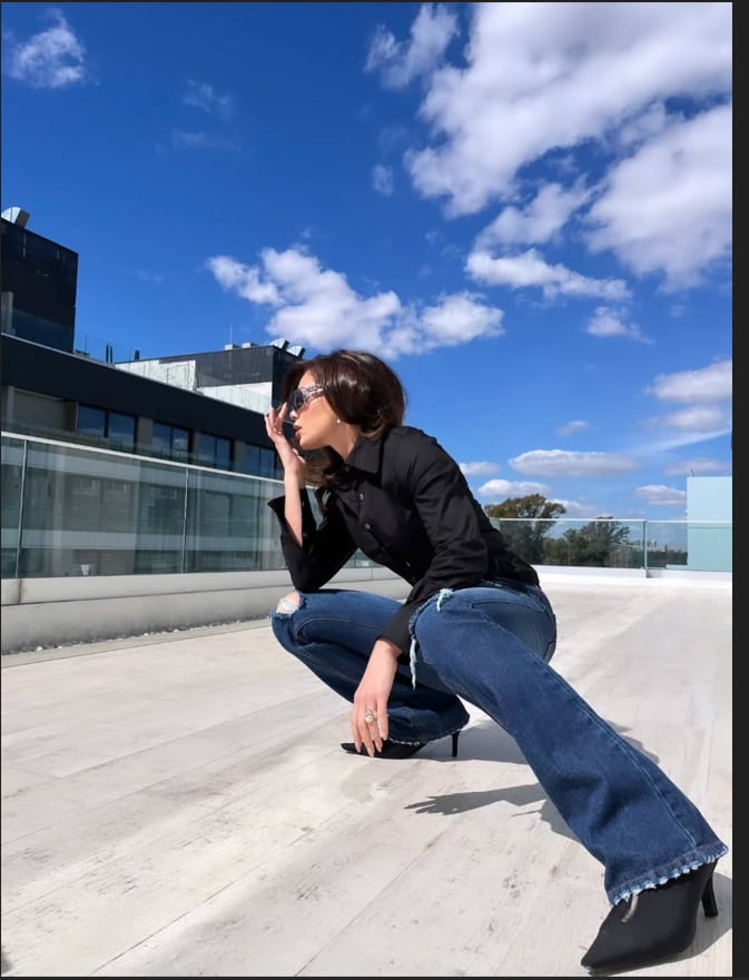 Jean, camisa negra y botas: Emilia Attias se adelantó a la primavera y lució el look trendy de la temporada