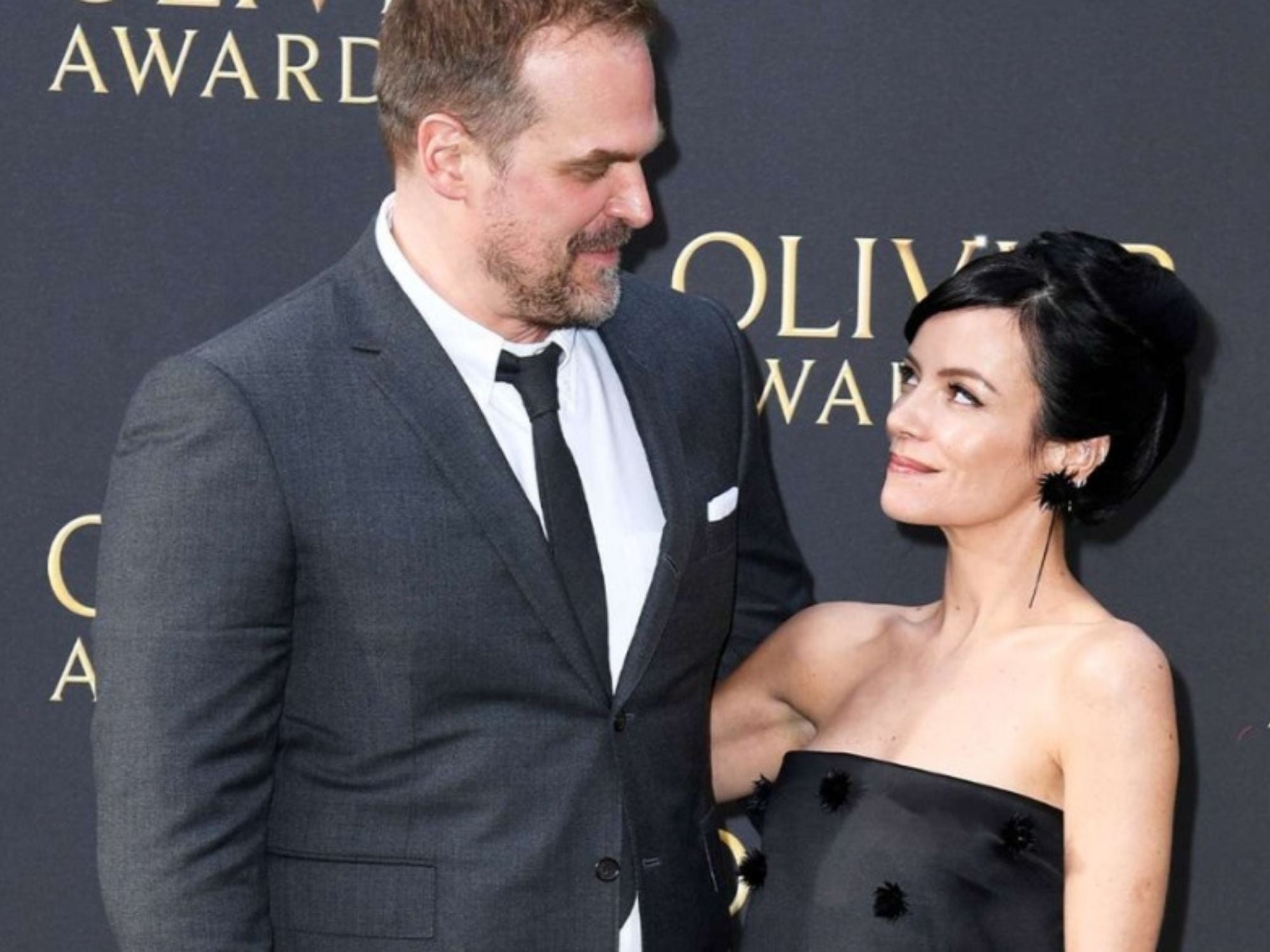 De conocerse en una app de citas a un divorcio escandaloso: la historia de amor entre David Harbour y Lily Allen