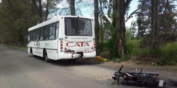 Una motociclista impactó a un micro en la parte trasera y fue internada en Tunuyán.