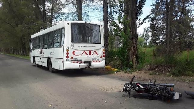 Una motociclista impactó a un micro en la parte trasera y fue internada en Tunuyán.