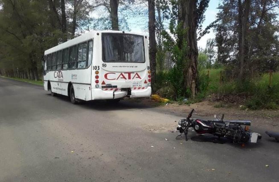 Una motociclista chocó contra un micro y quedó hospitalizada
