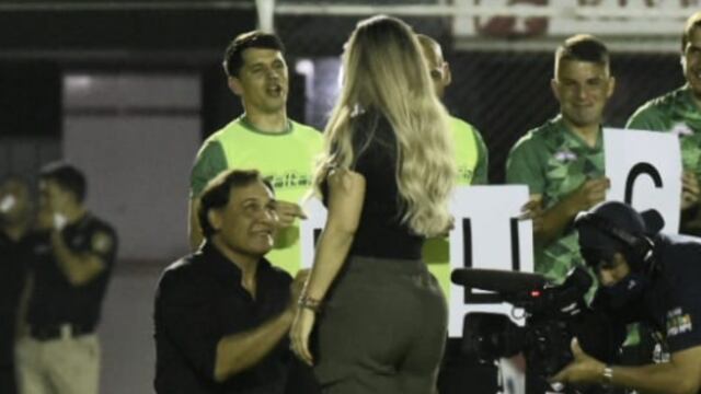 La propuesta de matrimonia de Celso Ayala en plena cancha de fútbol.