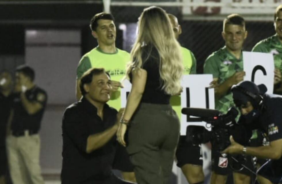 Celso Ayala le propuso matrimonio a su pareja en la cancha y después su equipo perdió por goleada